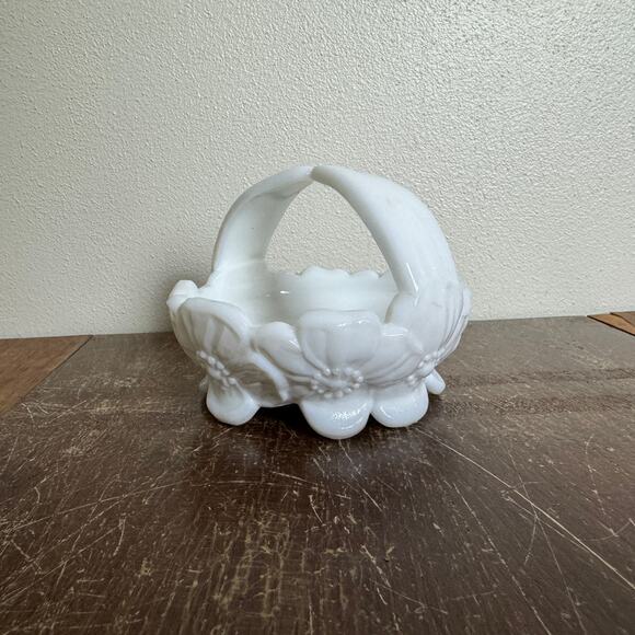 Vintage Westmoreland Pansy Floral Milk Glass Basket Shelf Decor Trinket - Picture 4 of 9